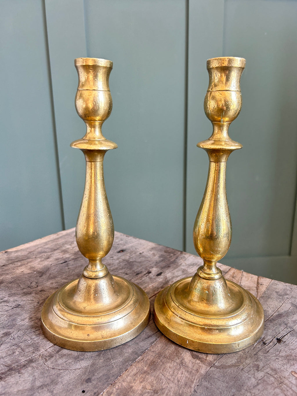 Paire de bougeoirs anciens en laiton