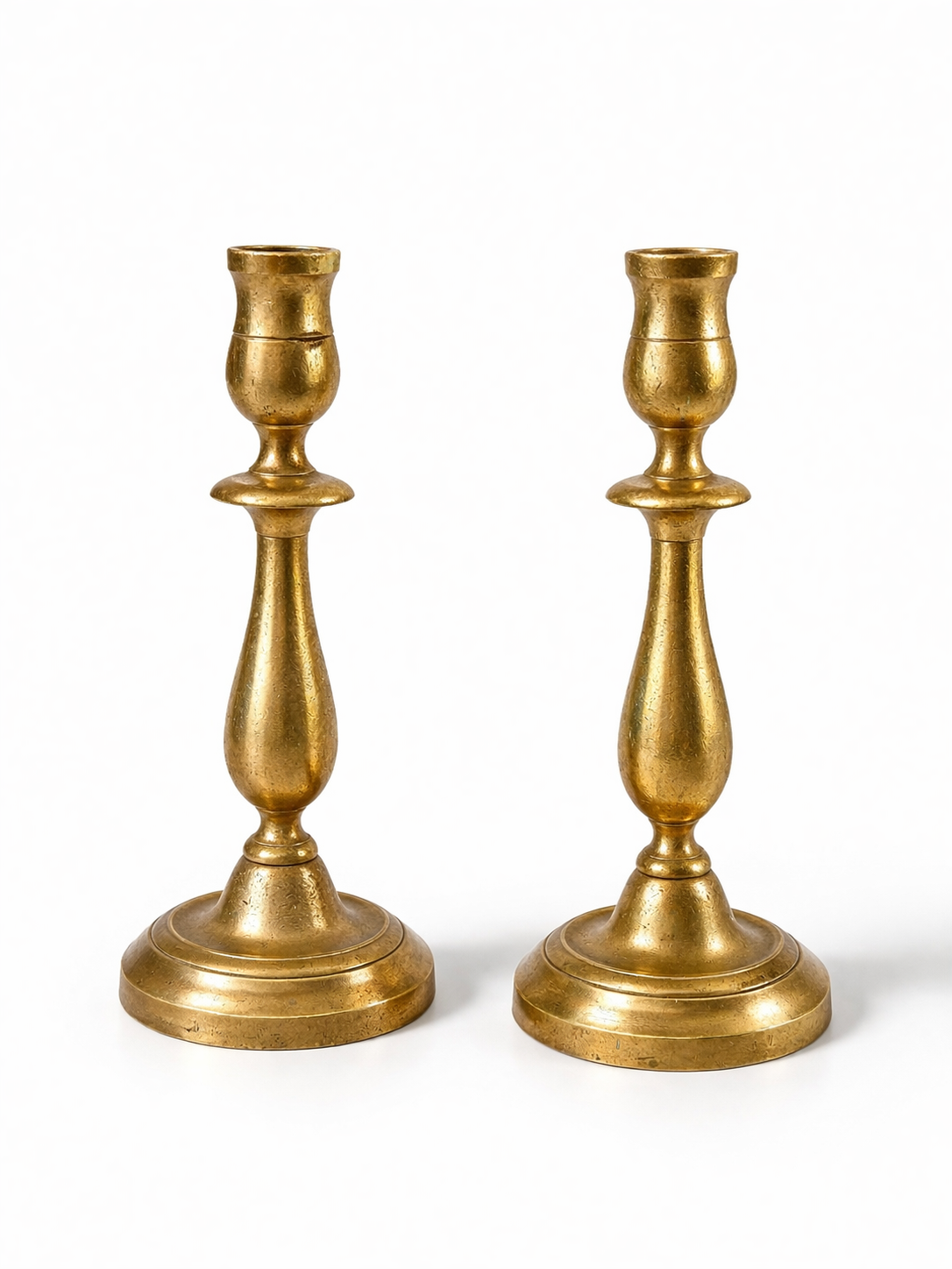 Paire de bougeoirs anciens en laiton