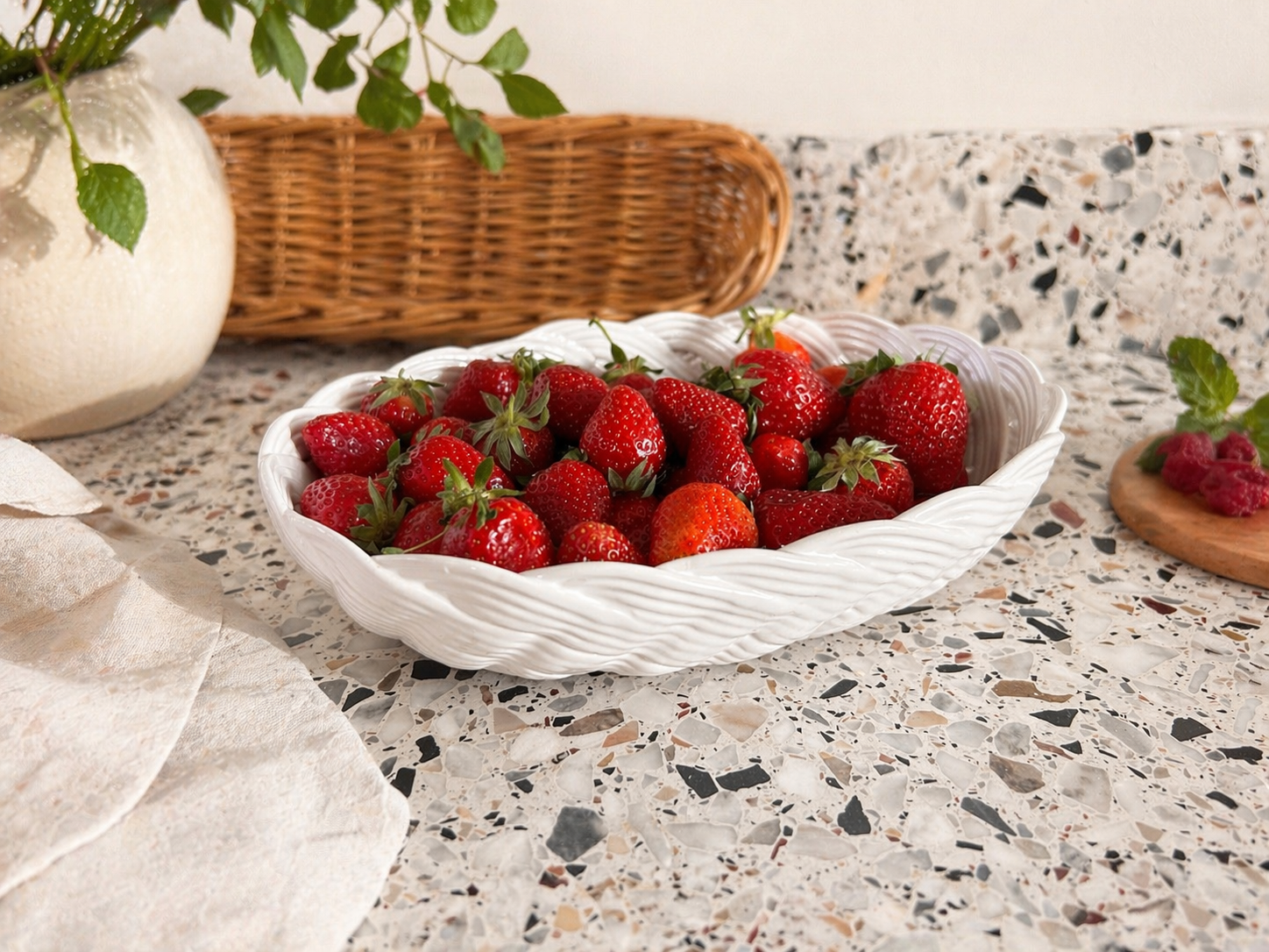 Coupe à fruits en faïence blanche tressée